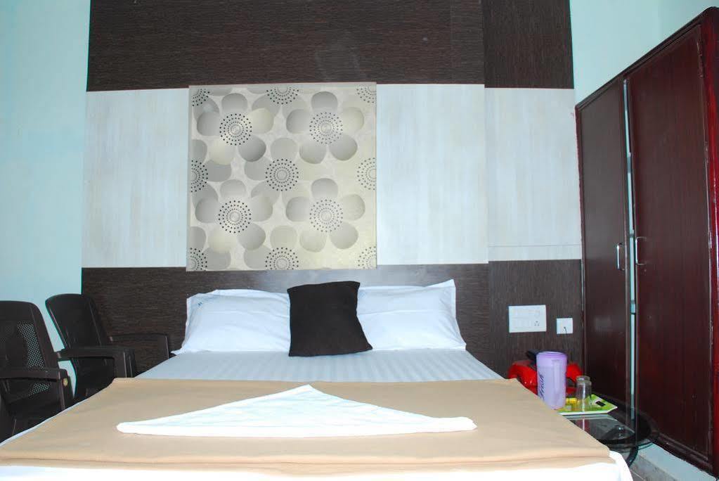 Jayalakshmi Residency Hotel Tirupati Esterno foto
